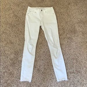 White distressed jeans